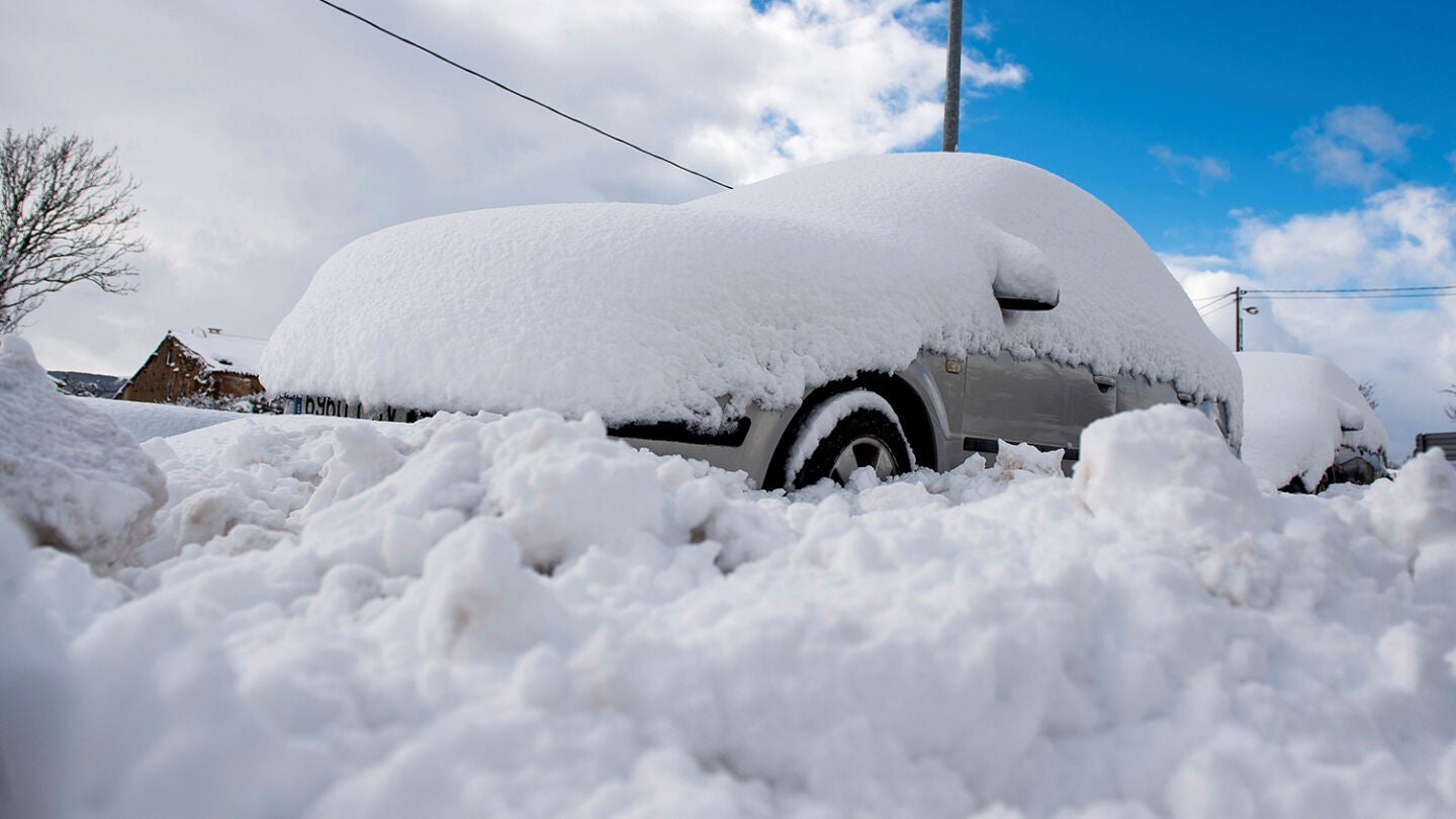 Un coche cubierto de nieve, en la localidad c&aacute;ntabra de Orzales