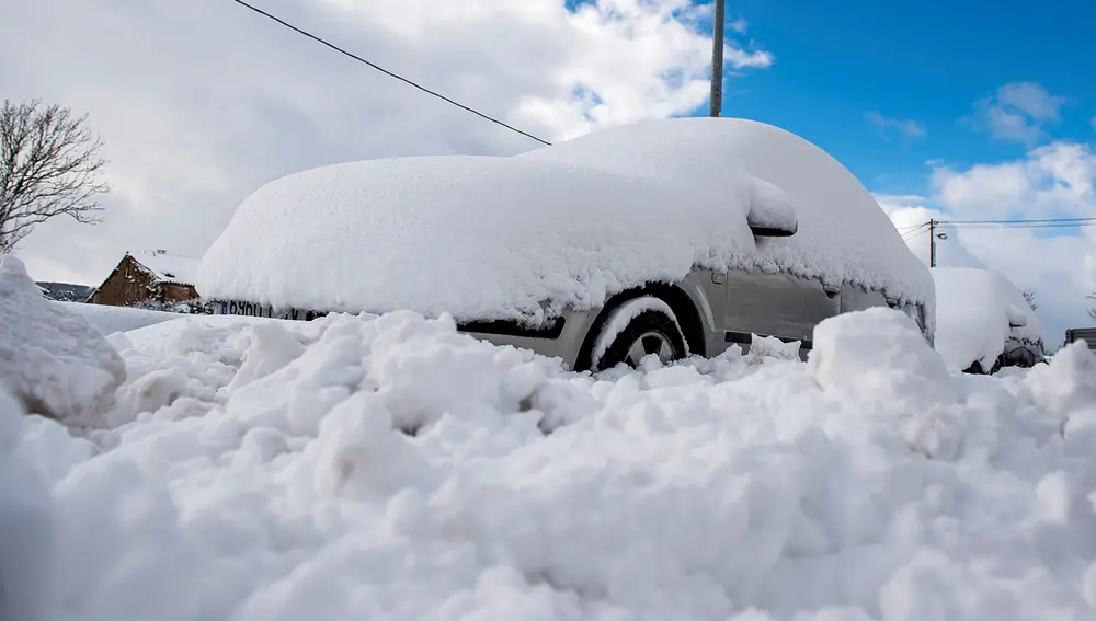 Un coche cubierto de nieve, en la localidad cántabra de Orzales