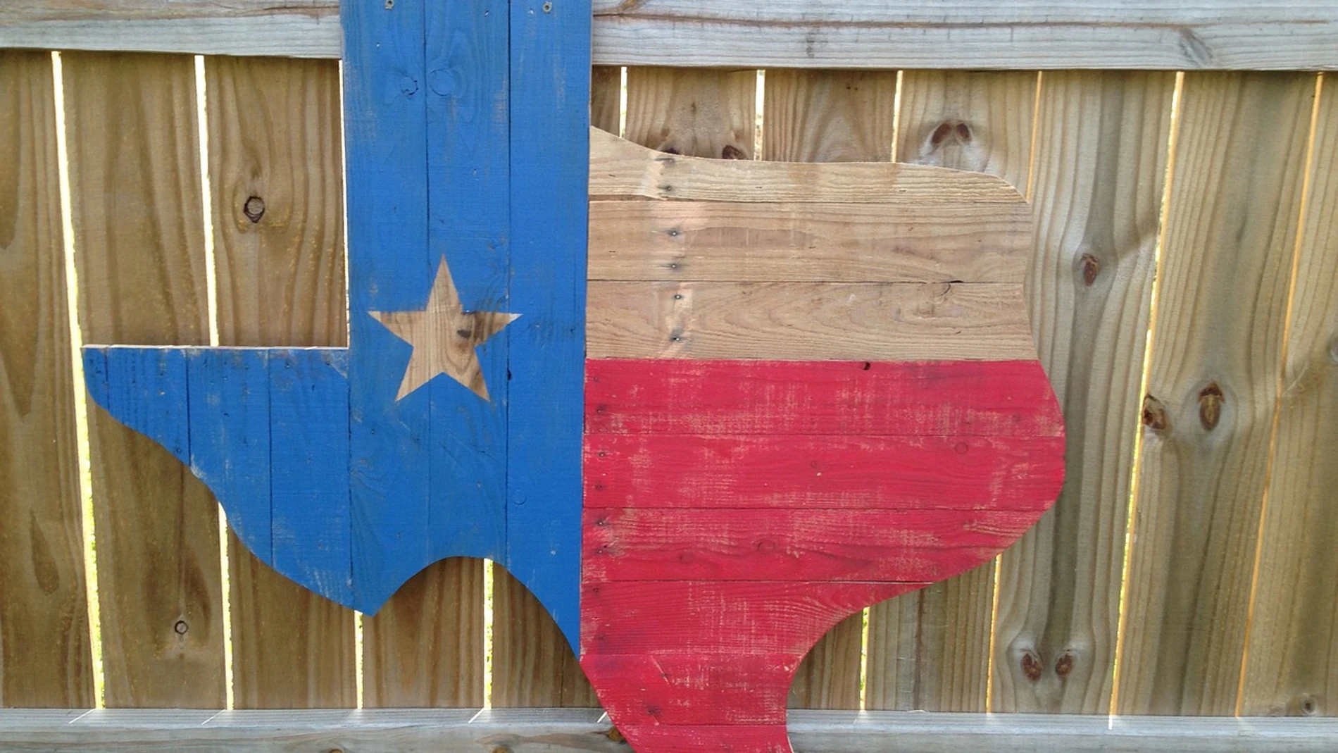 Mapa y bandera de Texas en madera
