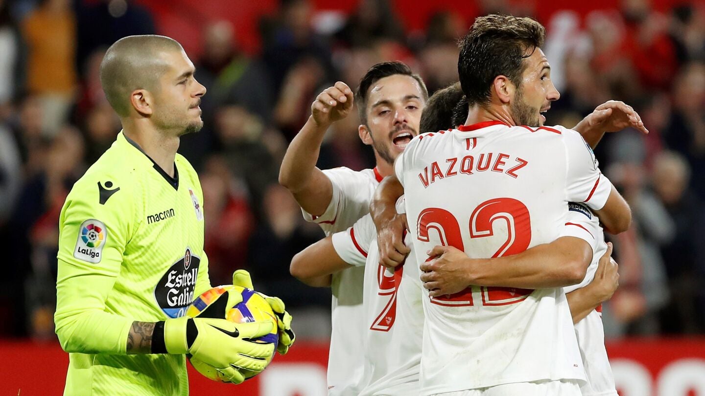 Los jugadores del Sevilla celebran el 1-0 ante el Deportivo de la Coru&ntilde;a