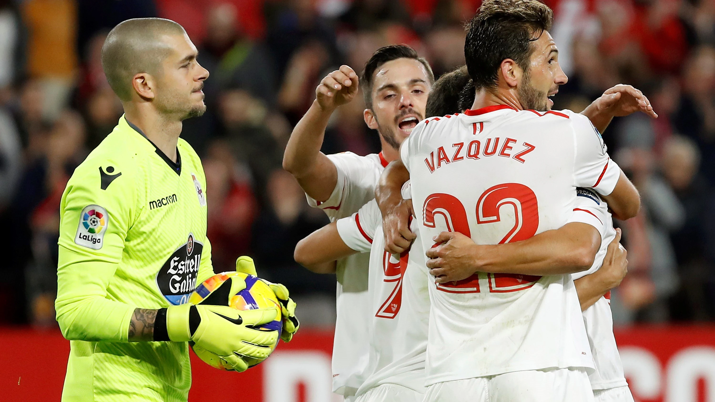 Los jugadores del Sevilla celebran el 1-0 ante el Deportivo de la Coruña