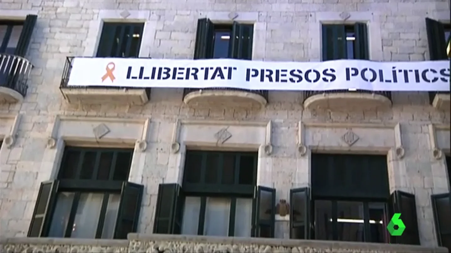 El Ayuntamiento de Girona con la pancarta El Ayuntamiento de Girona con la pancarta