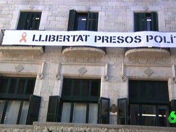 El Ayuntamiento de Girona con la pancarta El Ayuntamiento de Girona con la pancarta