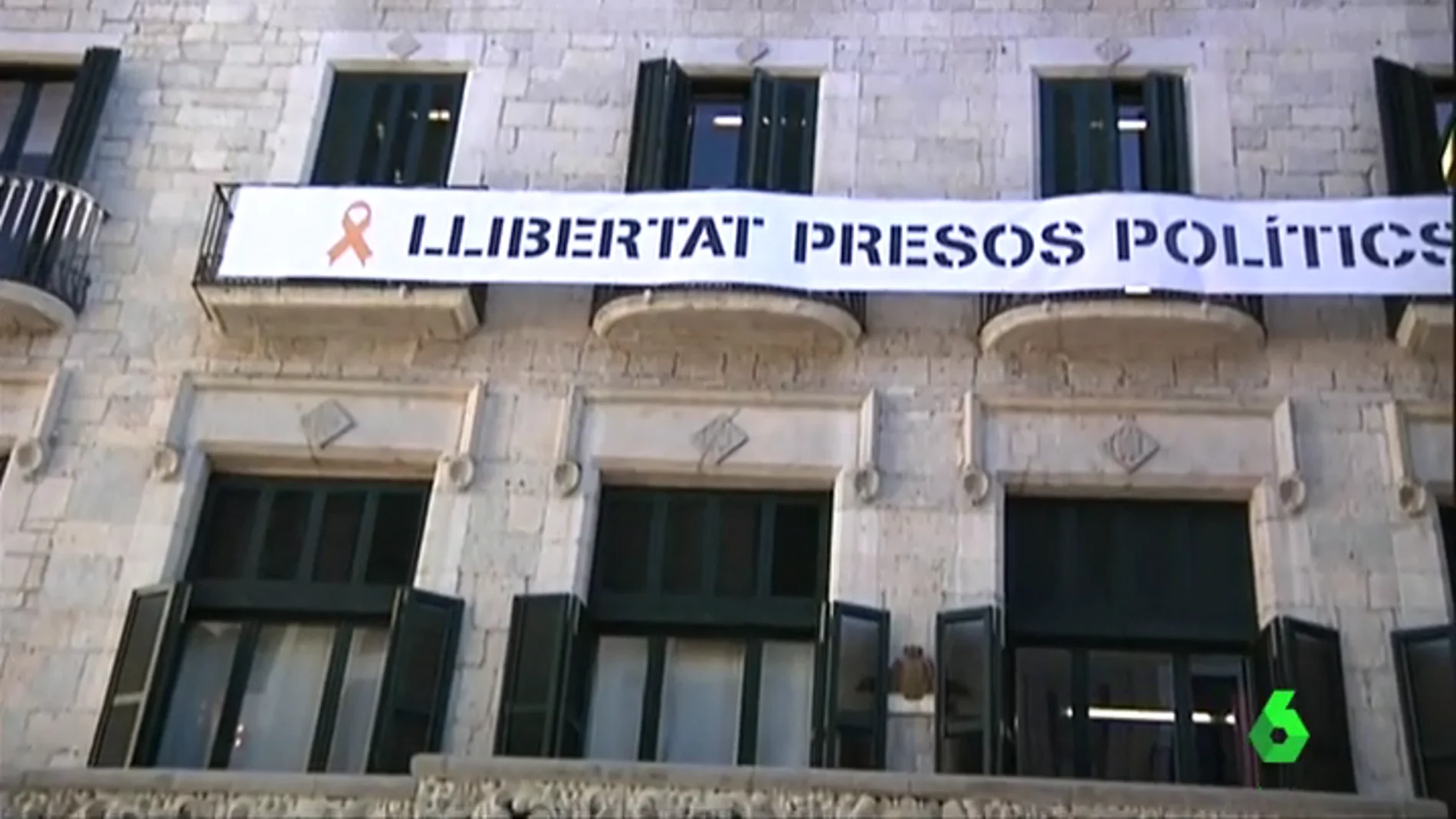 El Ayuntamiento de Girona con la pancarta