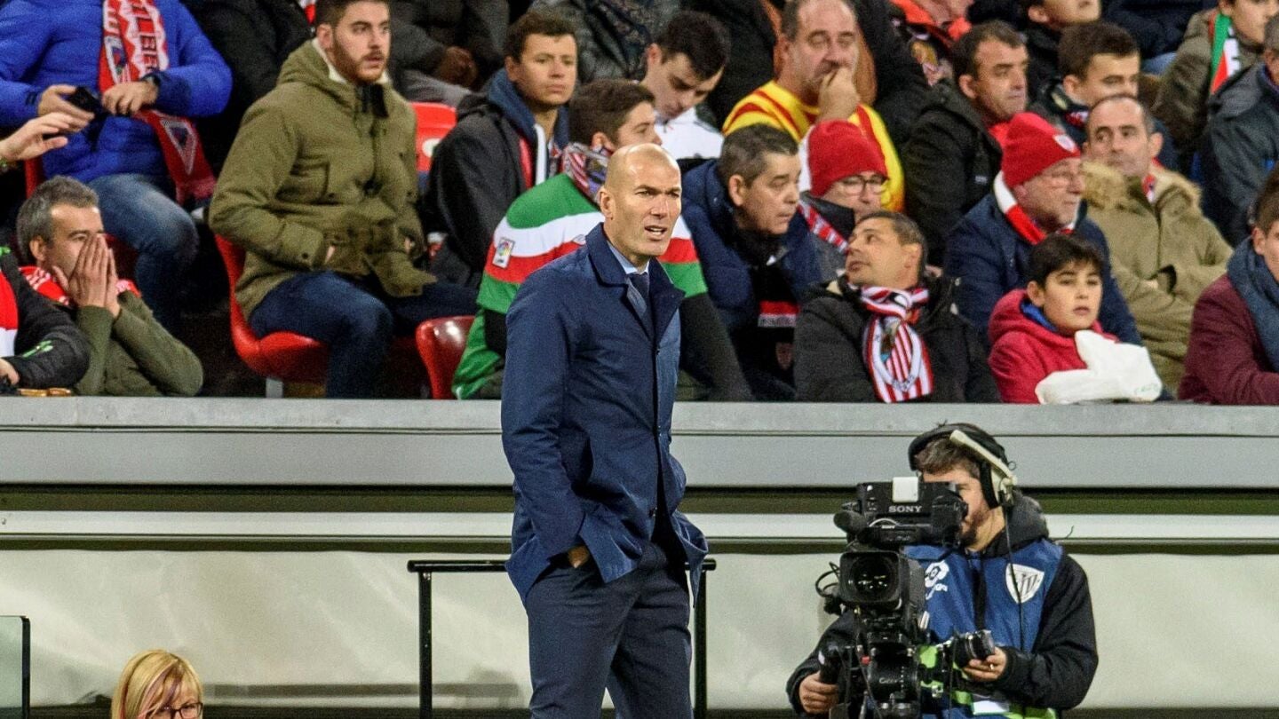 Zinedine Zidane, en la banda de San Mam&eacute;s