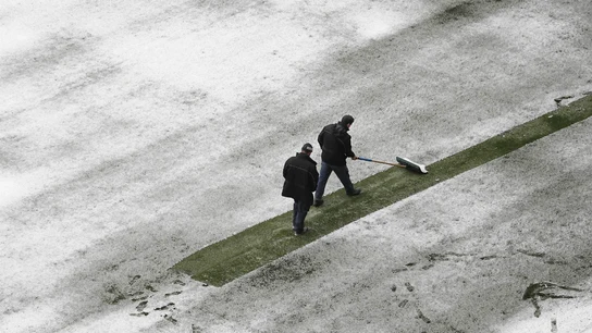 Operarios retirando la nieve de El Sadar Operarios retirando la nieve de El Sadar