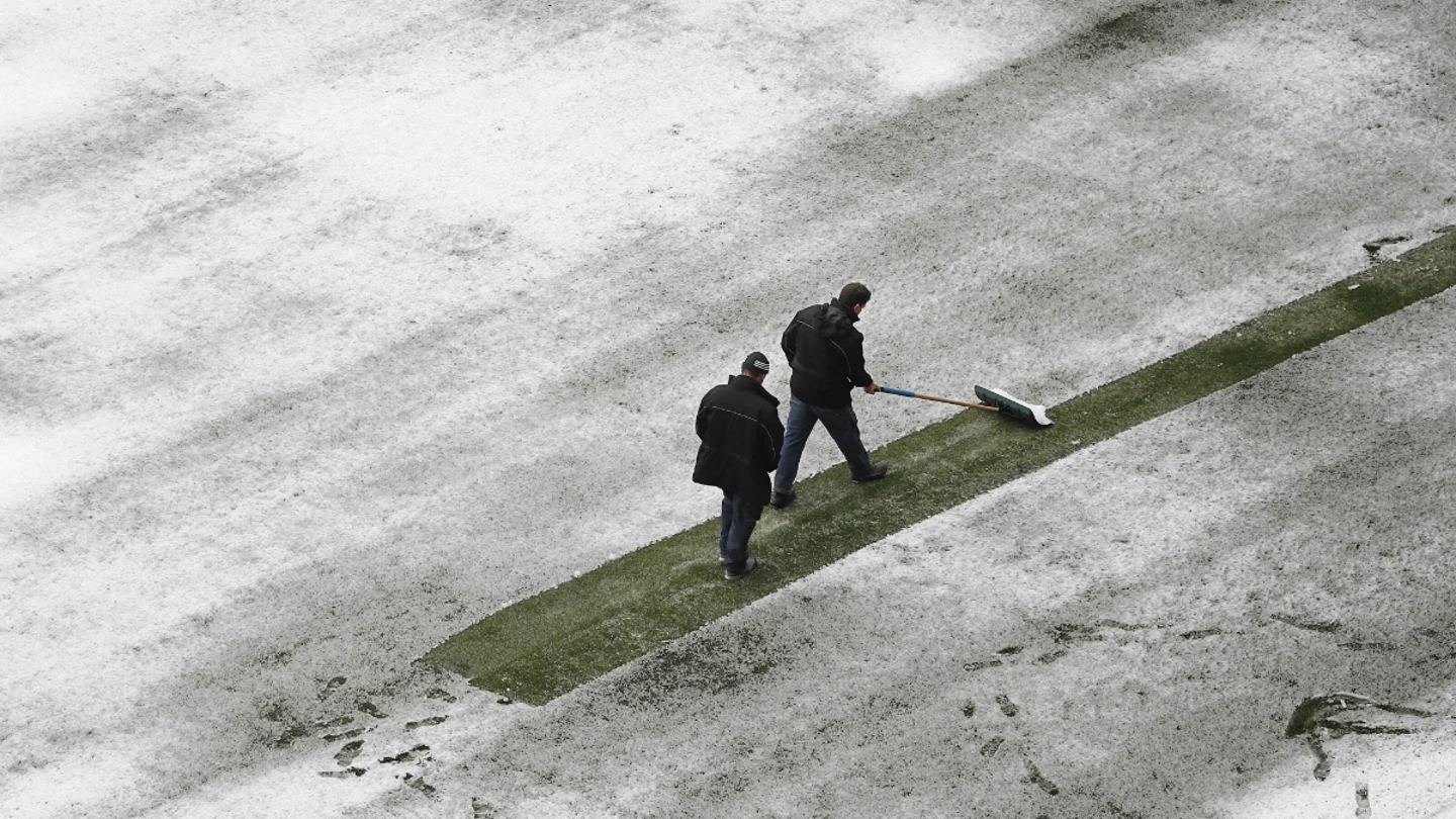 Operarios retirando la nieve de El Sadar Operarios retirando la nieve de El Sadar