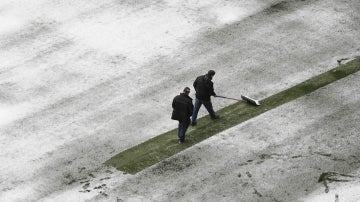 Operarios retirando la nieve de El Sadar