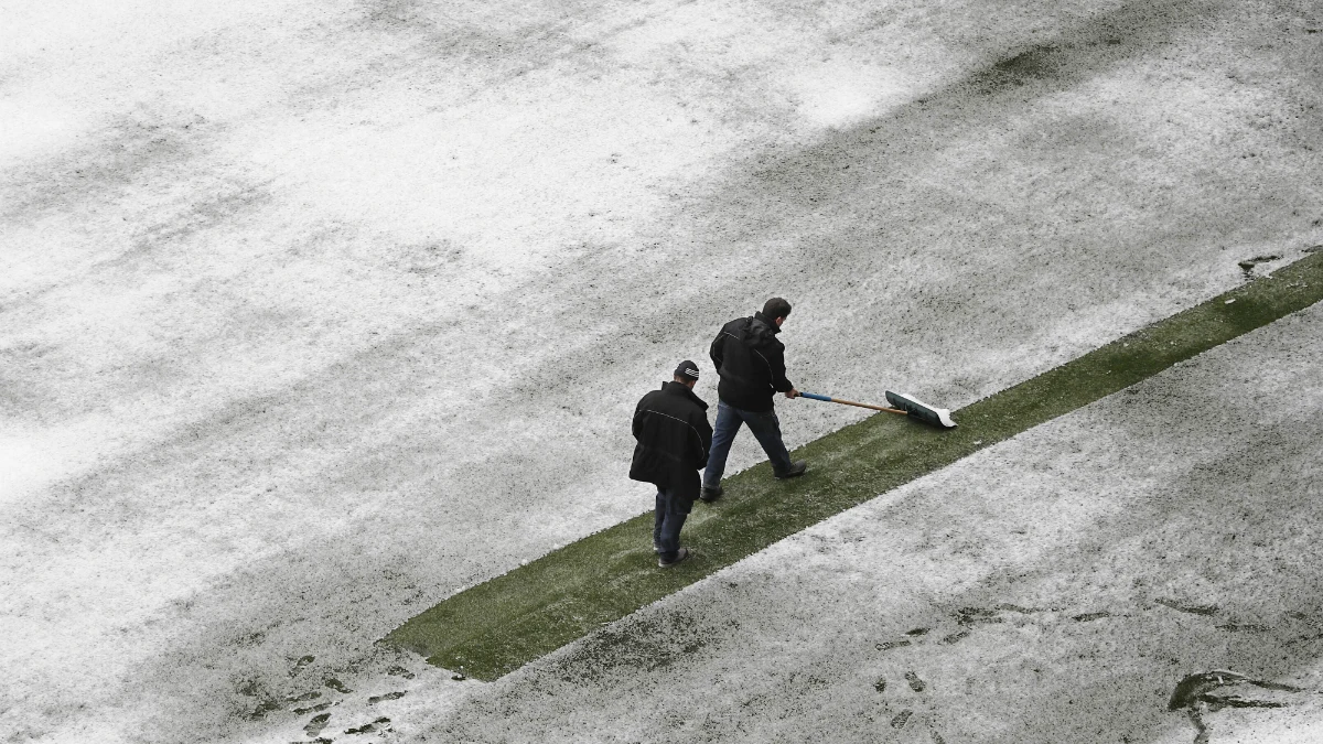 Operarios retirando la nieve de El Sadar