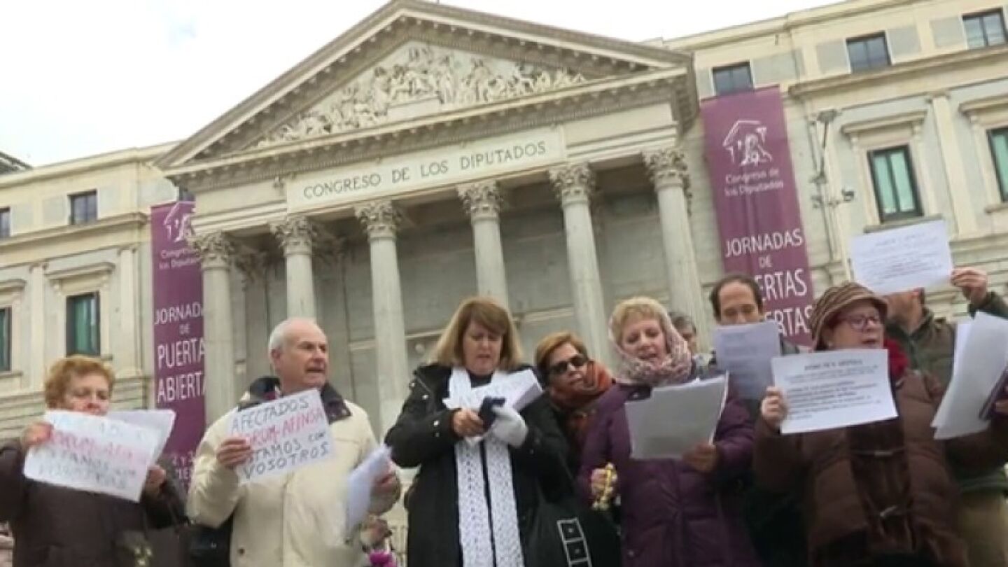Manifestaci&oacute;n ante el Congreso de los afectados por la estafa de F&oacute;rum y AFINSA