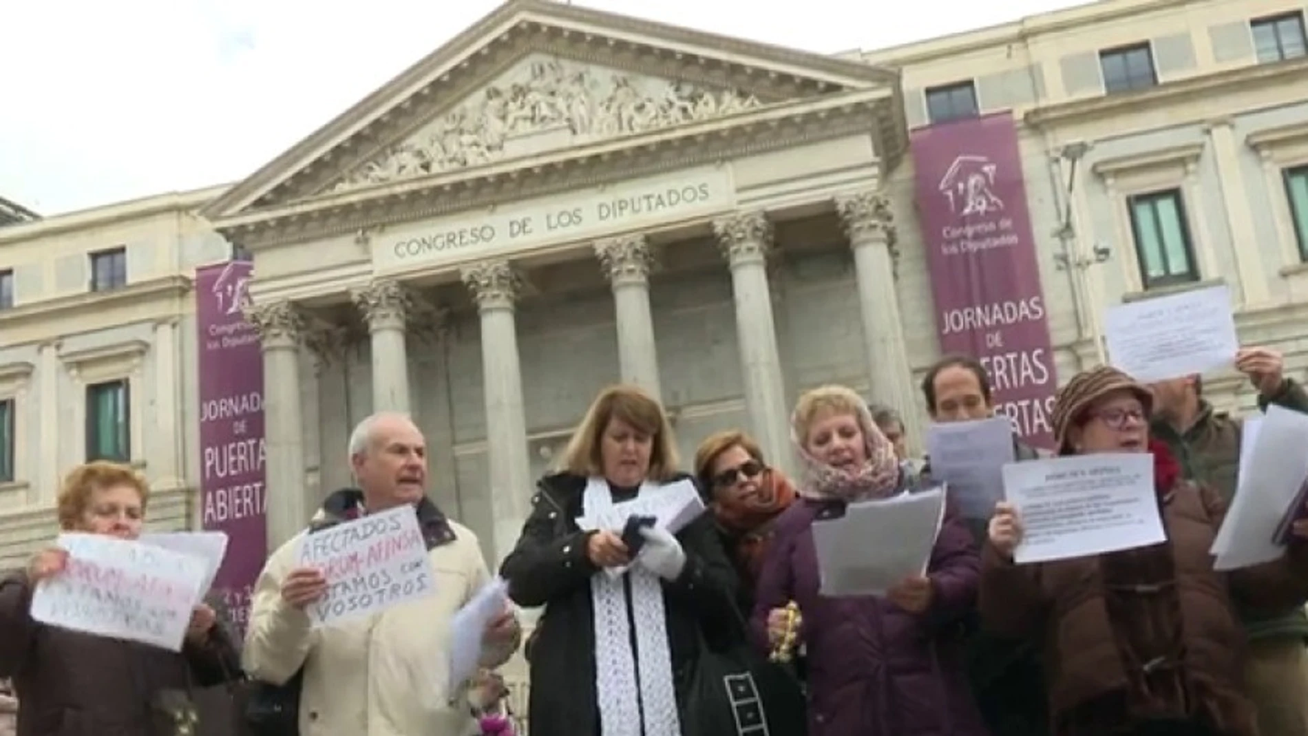 Manifestación ante el Congreso de los afectados por la estafa de Fórum y AFINSA