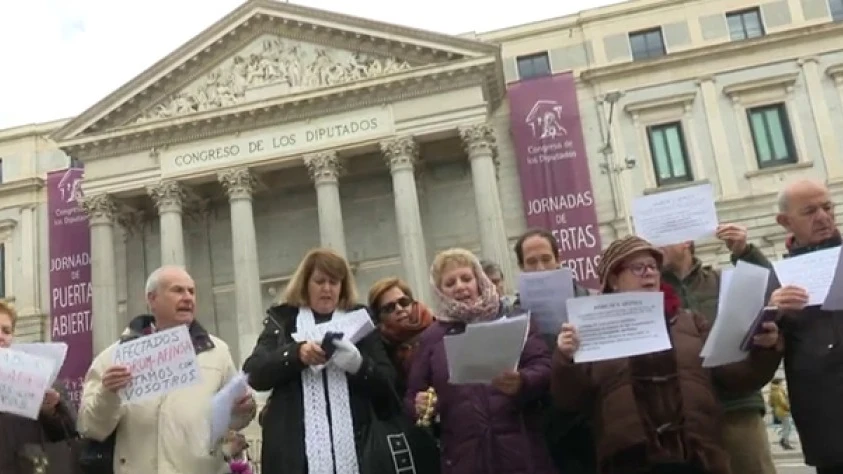 Manifestación ante el Congreso de los afectados por la estafa de Fórum y AFINSA