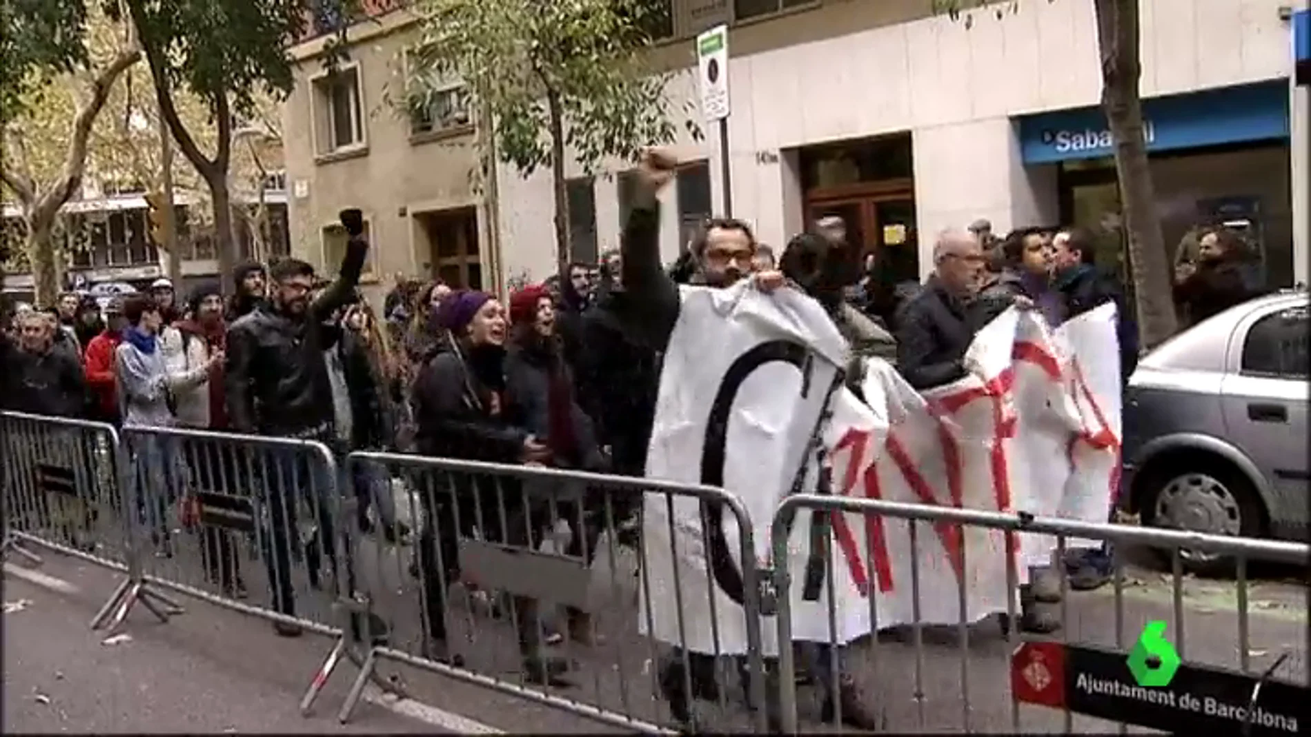 Centenares de militantes de la CUP se concentran en su sede para protegerla ante una manifestación de la ultraderecha