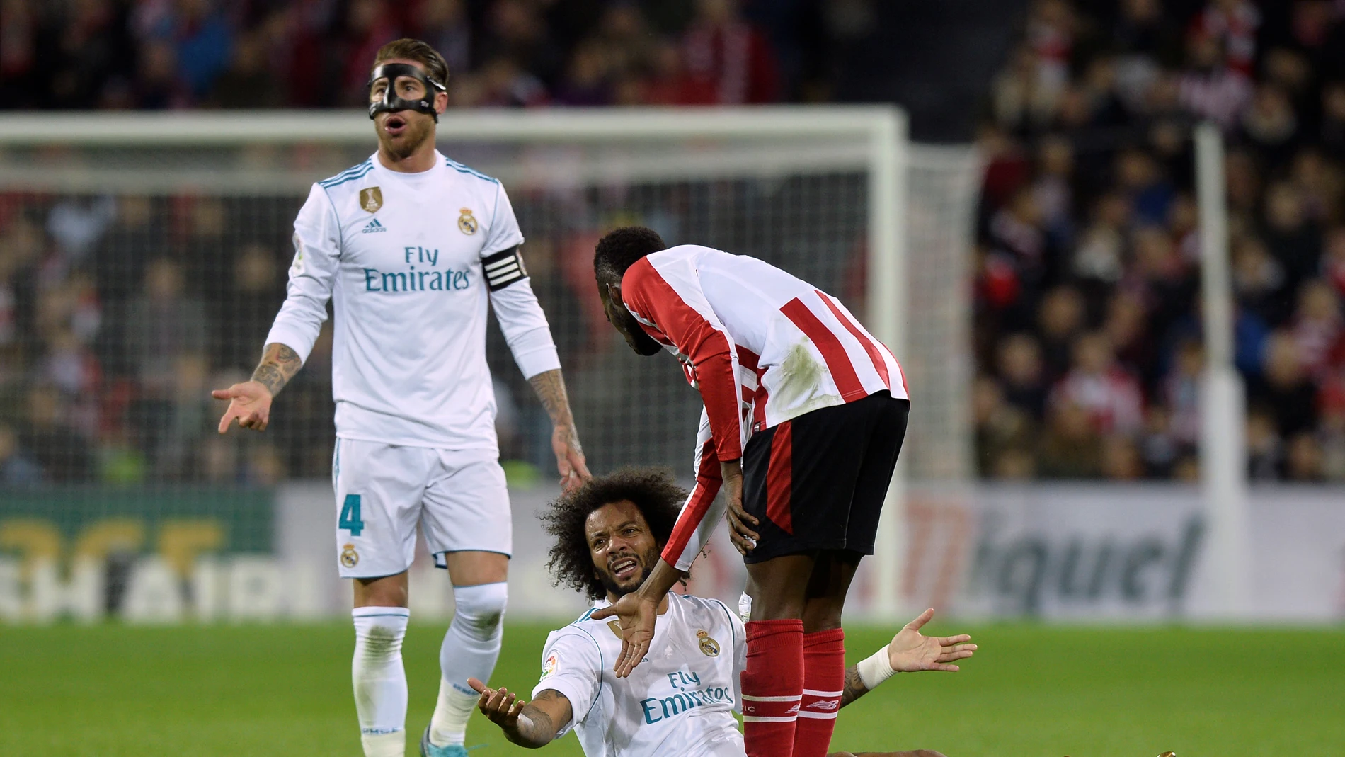 Ramos y Marcelo protestan una acción junto a Iñaki Williams