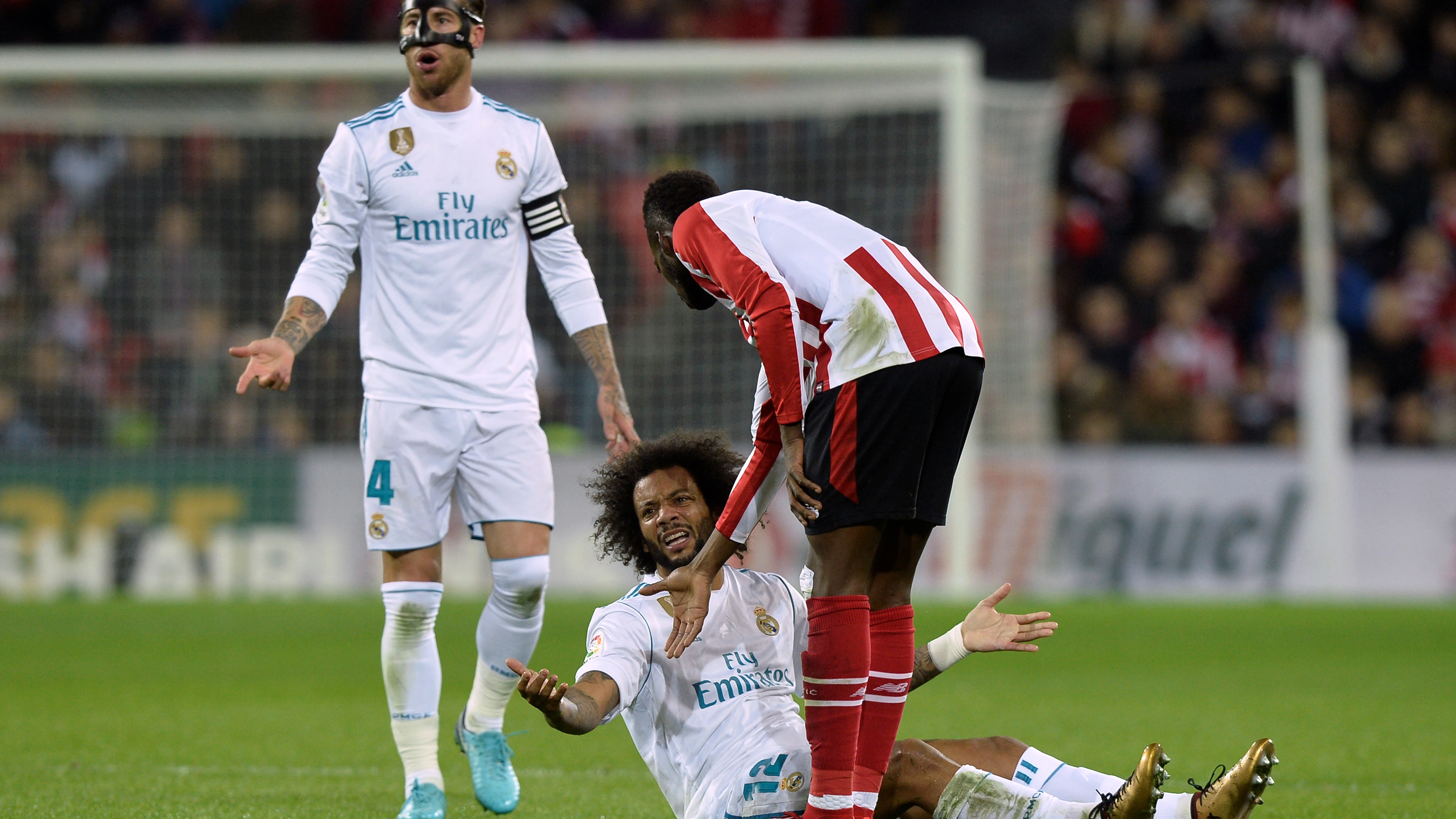 Ramos y Marcelo protestan una acción junto a Iñaki Williams