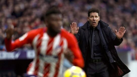 Simeone da indicaciones en la banda del Metropolitano
