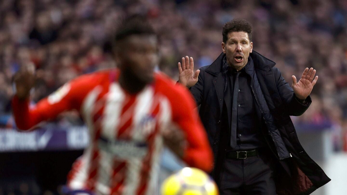 Simeone da indicaciones en la banda del Metropolitano