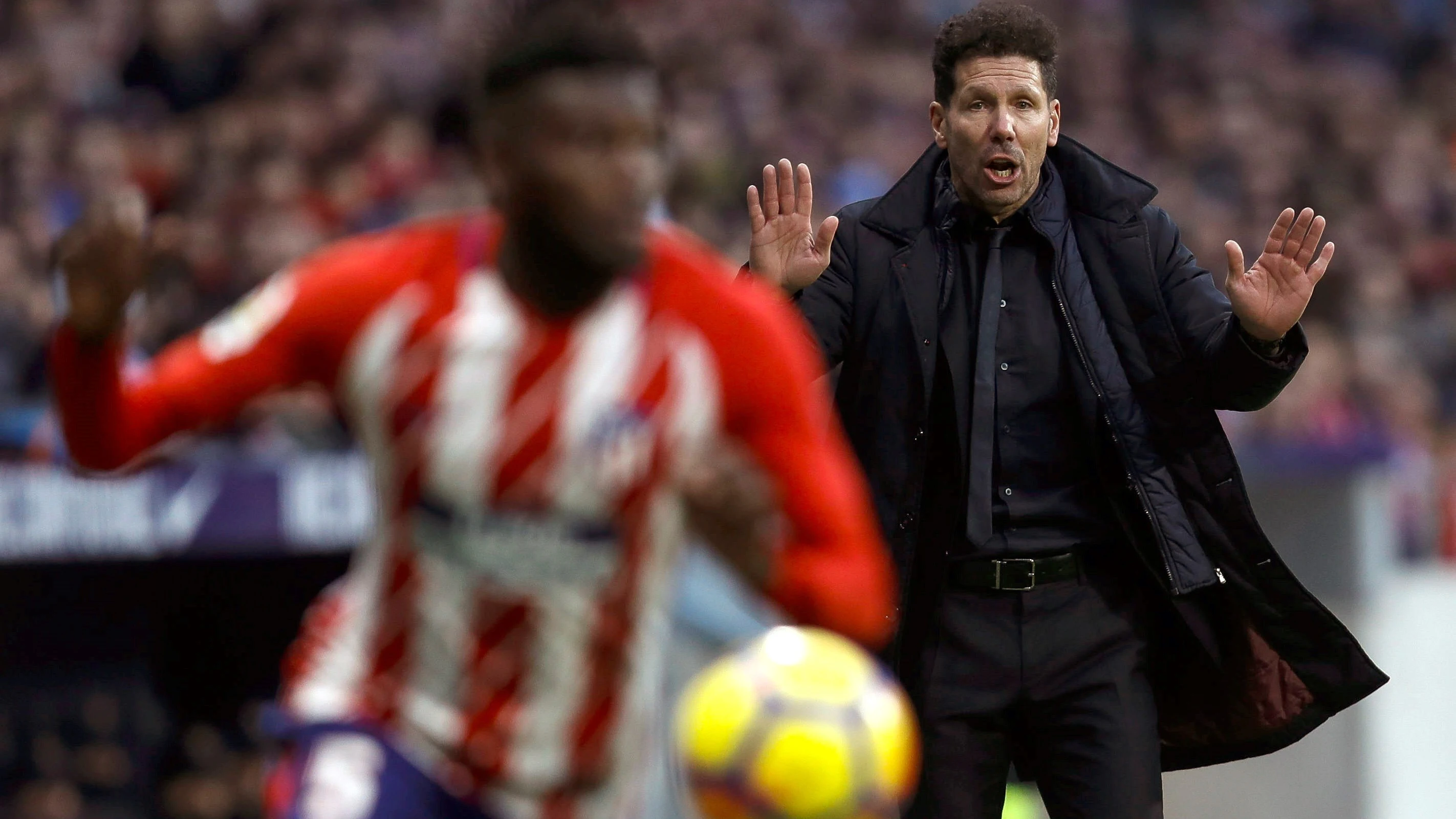 Simeone da indicaciones en la banda del Metropolitano