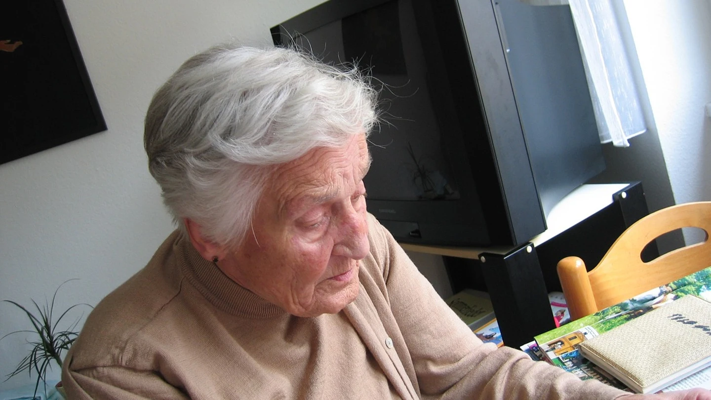 Una mujer anciana leyendo Una mujer anciana leyendo