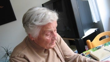 Una mujer anciana leyendo