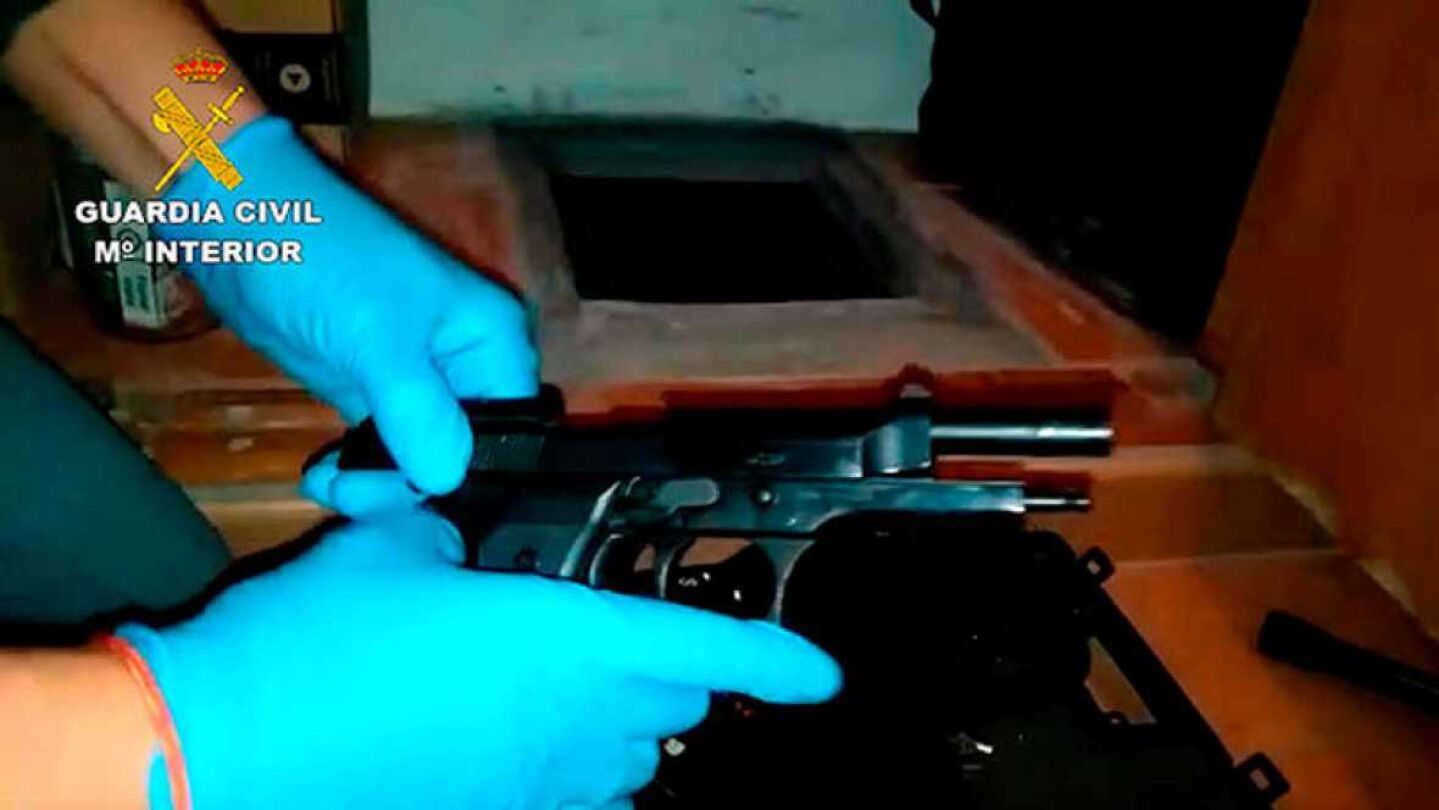 Una de las armas de fuego intervenidas en la operaci&oacute;n