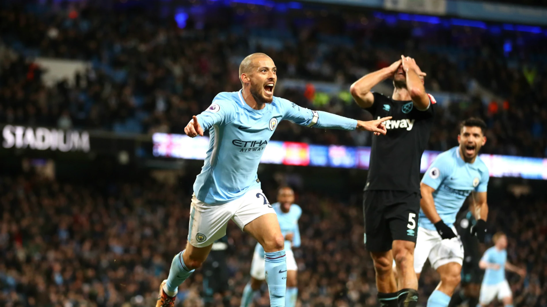 David Silva celebra un gol con el City