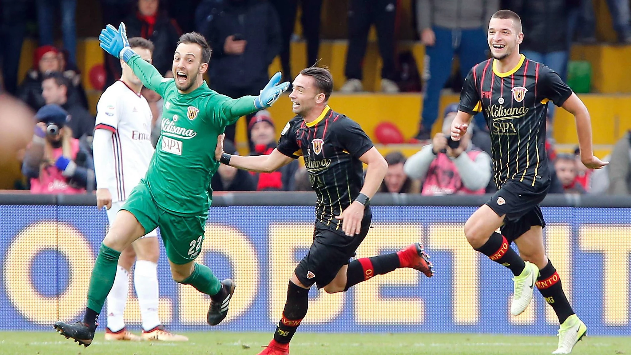 Brignoli, portero del Benevento marcó el gol de empate