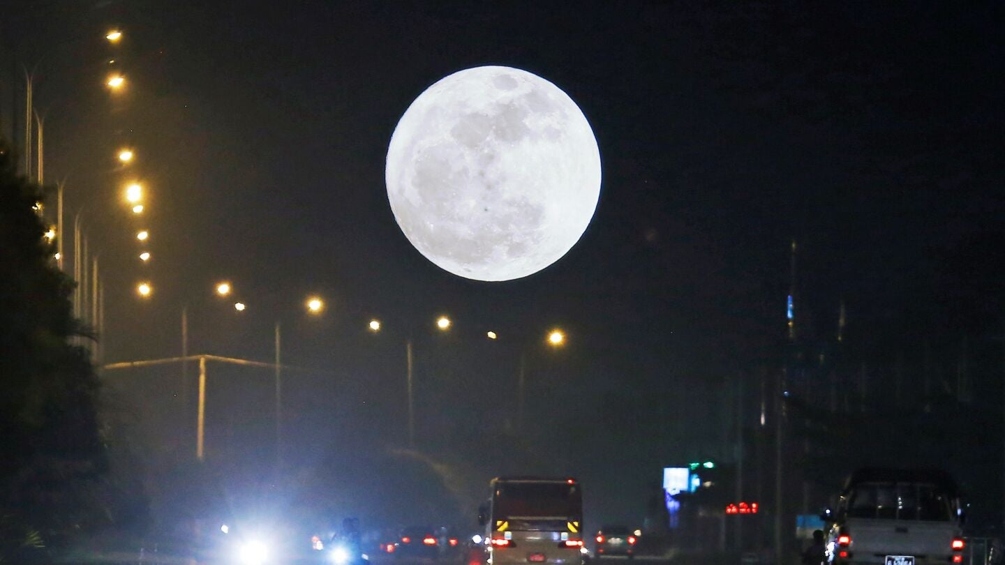 Vista de la "Superluna" en Naypyitaw, Birmania