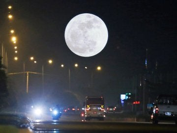 Vista de la "Superluna" en Naypyitaw, Birmania Vista de la "Superluna" en Naypyitaw, Birmania