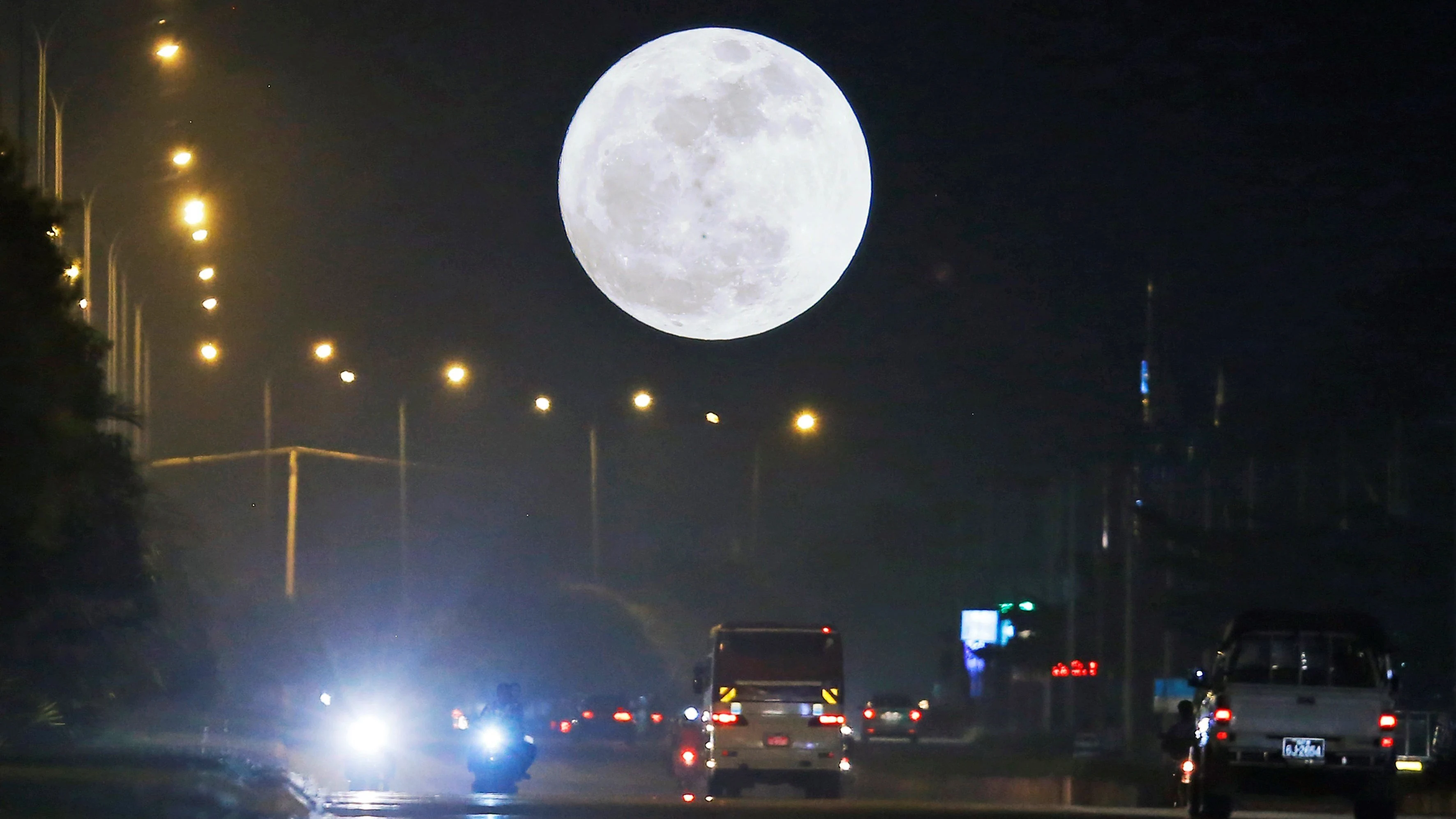 Vista de la "Superluna" en Naypyitaw, Birmania