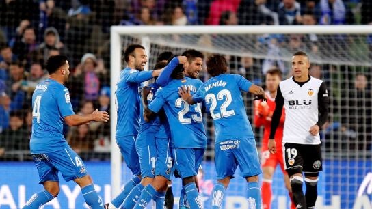 Los jugadores del Getafe celebran el 1-0 ante el Valencia