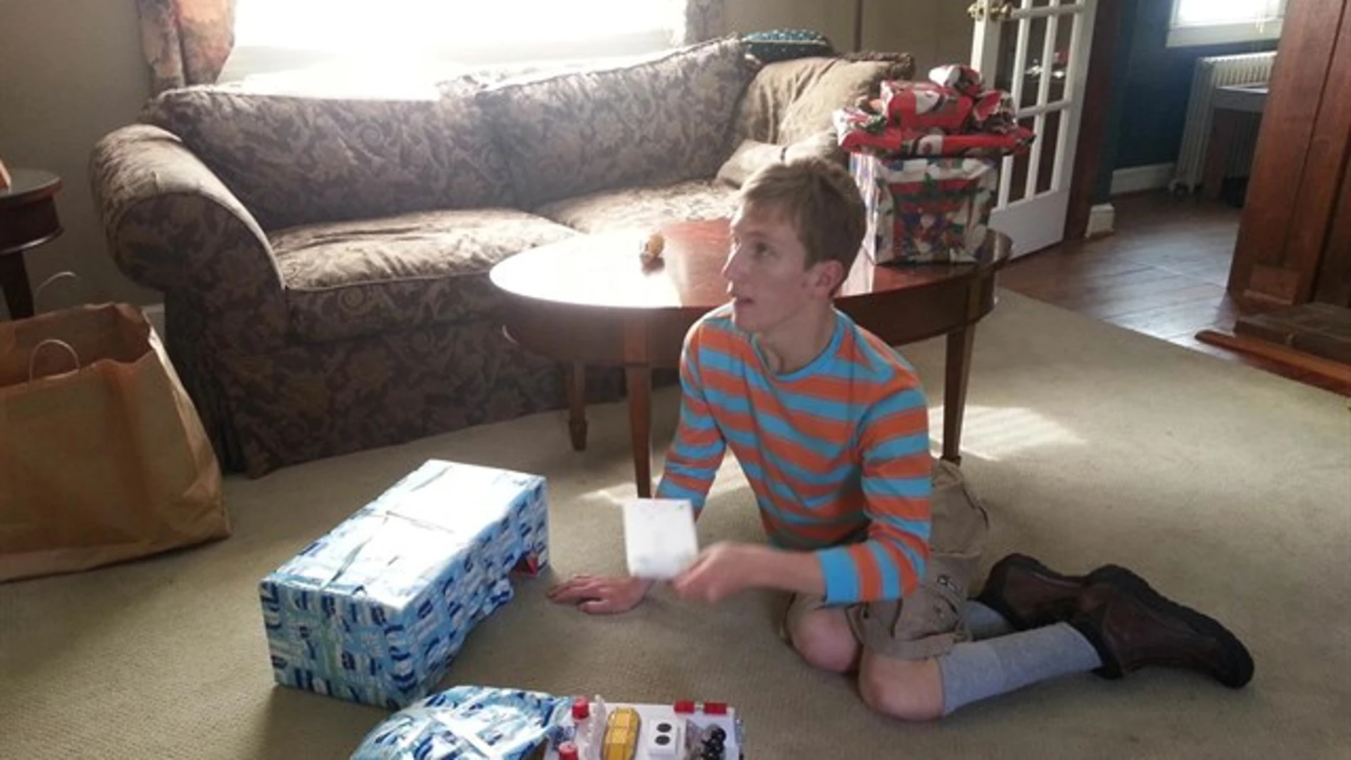 Max junto a algunos de sus regalos de Navidad