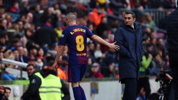 Andrés Iniesta se retira en el partido ante el Celta de Vigo en el Camp Nou