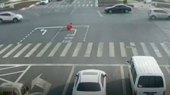 Captura de las c&aacute;maras de seguridad que muestran al hombre pintando