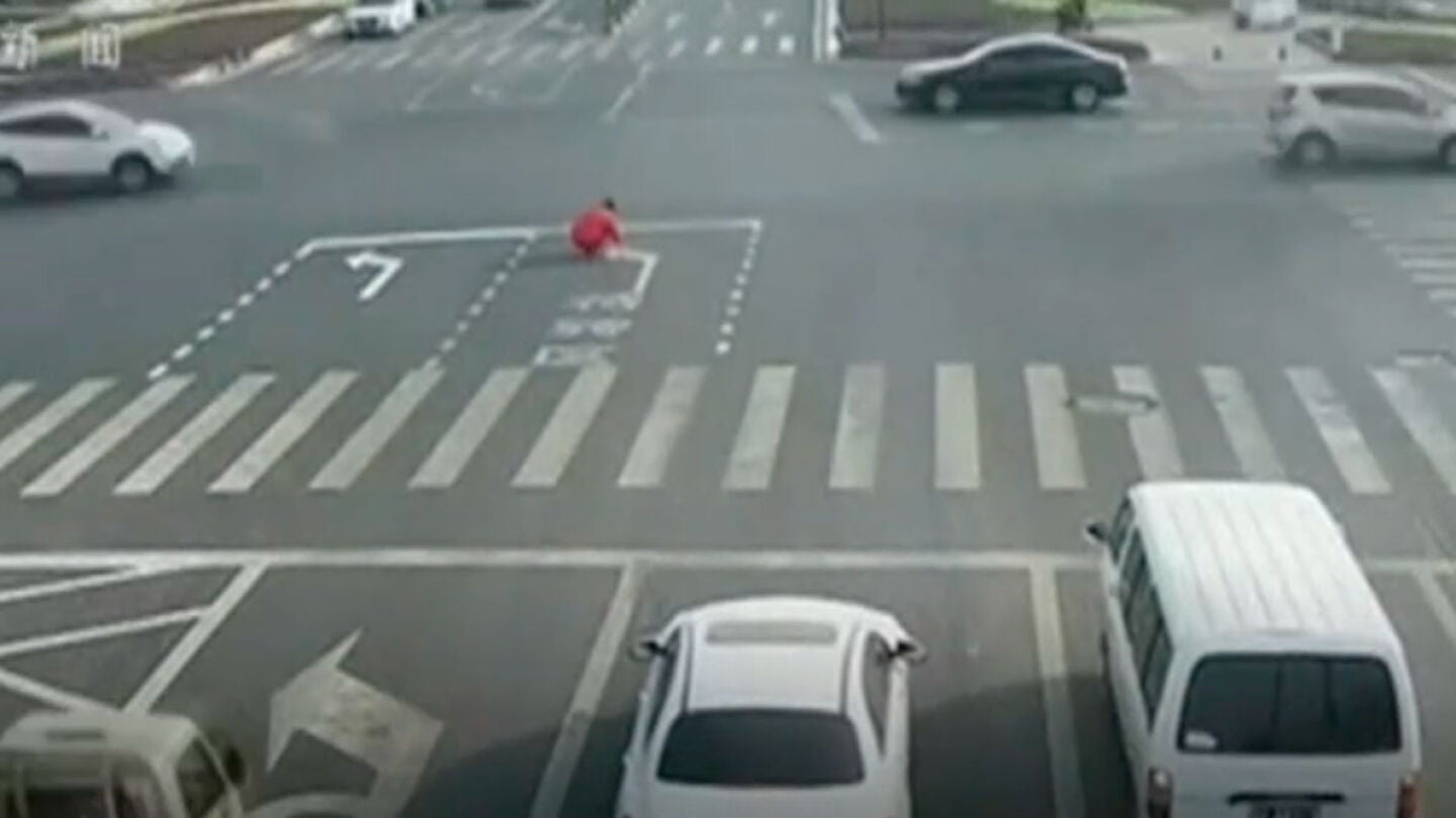 Captura de las c&aacute;maras de seguridad que muestran al hombre pintando