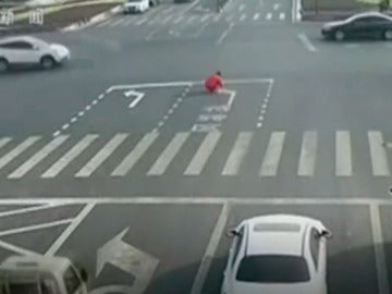 Captura de las cámaras de seguridad que muestran al hombre pintando Captura de las cámaras de seguridad que muestran al hombre pintando