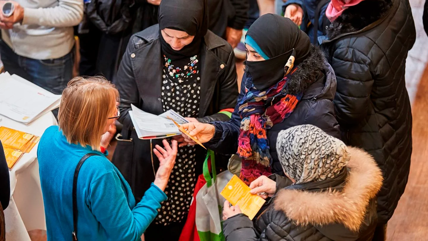Varias personas asisten a la Feria del Trabajo para Inmigrantes y REfugiados celebrada en Berlín (Alemania). Varias personas asisten a la Feria del Trabajo para Inmigrantes y REfugiados celebrada en Berlín (Alemania).
