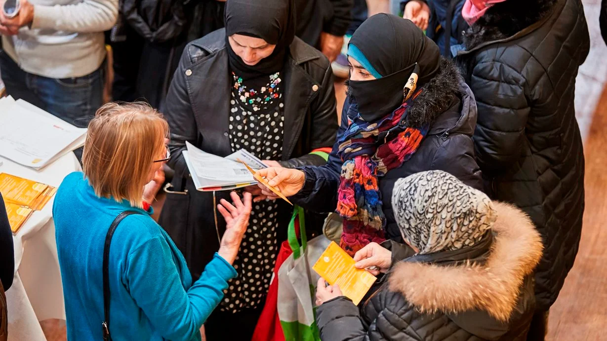 Varias personas asisten a la Feria del Trabajo para Inmigrantes y REfugiados celebrada en Berlín (Alemania). Varias personas asisten a la Feria del Trabajo para Inmigrantes y REfugiados celebrada en Berlín (Alemania).