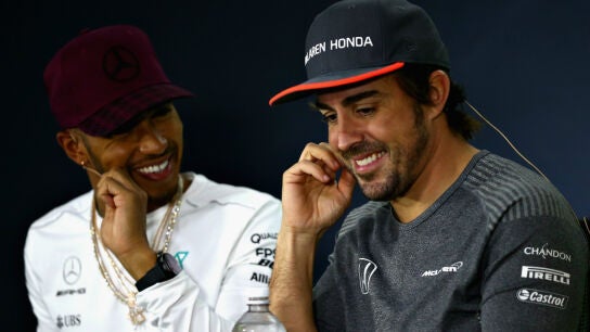 Hamilton r&iacute;e con Alonso