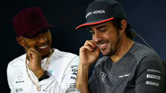 Hamilton ríe con Alonso Hamilton ríe con Alonso