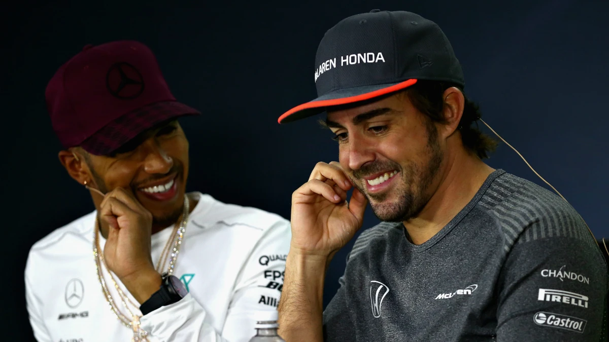 Hamilton ríe con Alonso Hamilton ríe con Alonso
