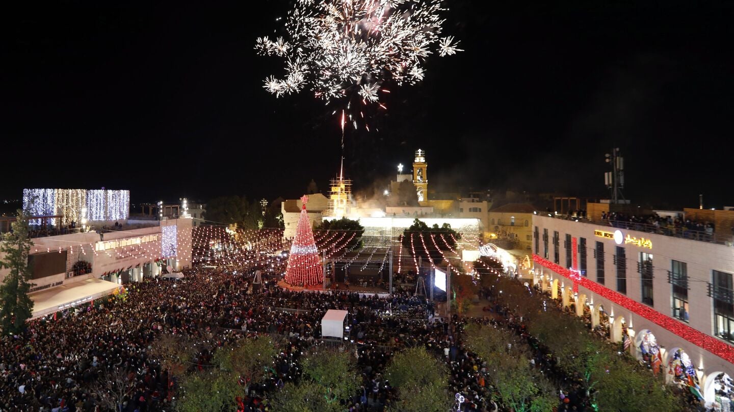 Miles de palestinos y turistas dan la bienvenida a la Navidad en Bel&eacute;n