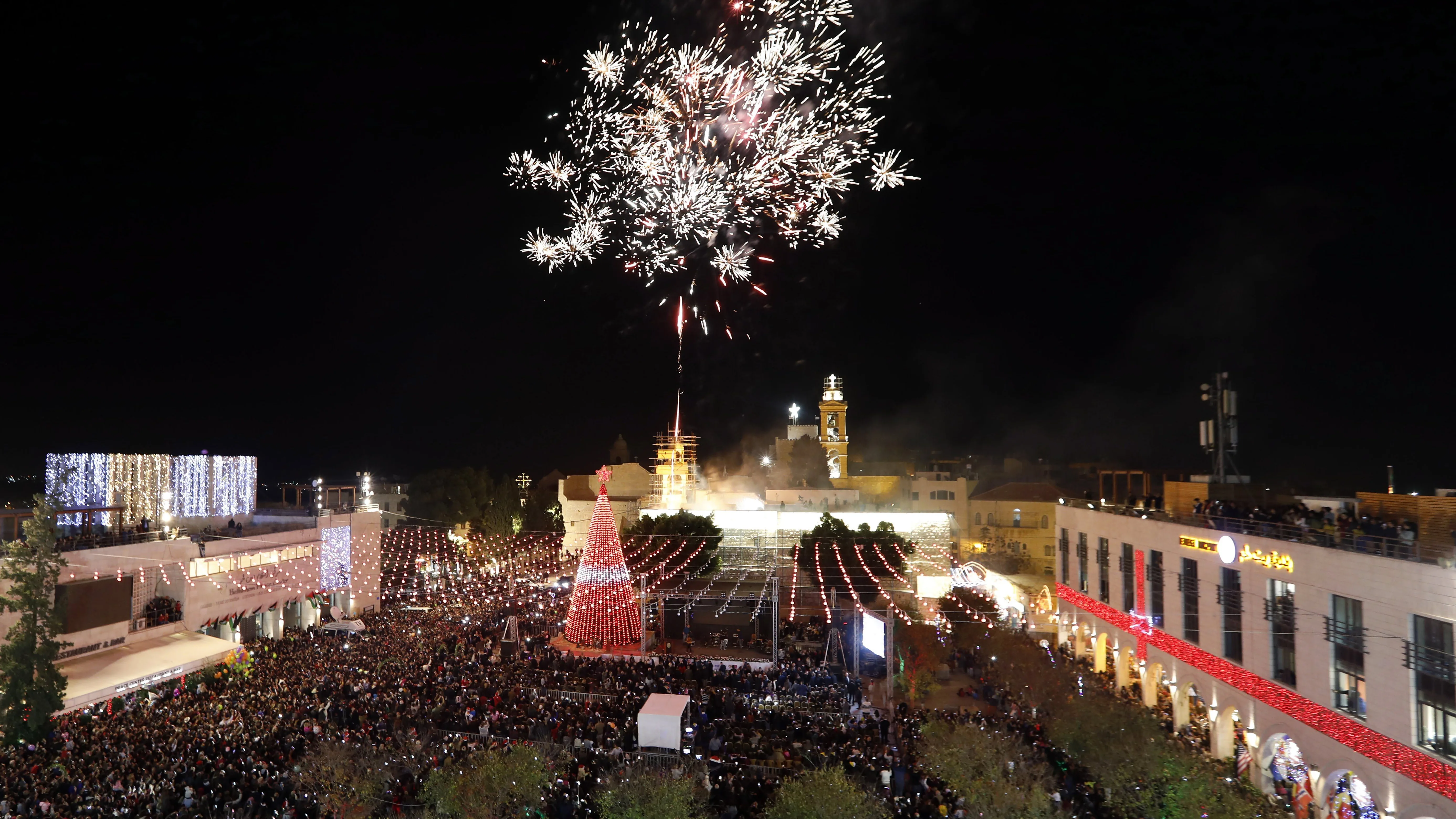 Miles de palestinos y turistas dan la bienvenida a la Navidad en Belén