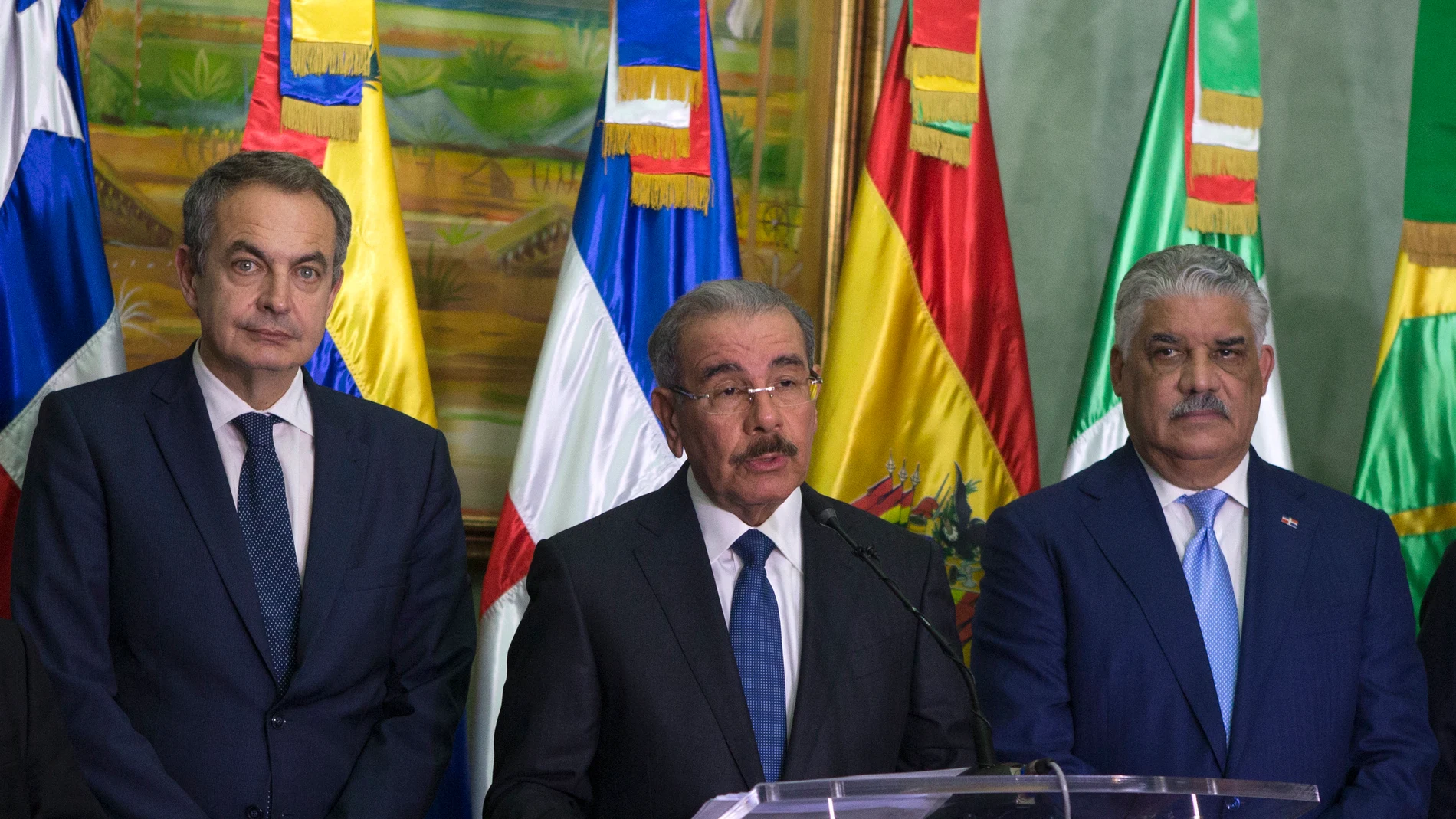 El presidente dominicano, José Luis Rodríguez Zapatero y el canciller dominicano tras participar en la reunión entre gobierno y oposición de Venezuela