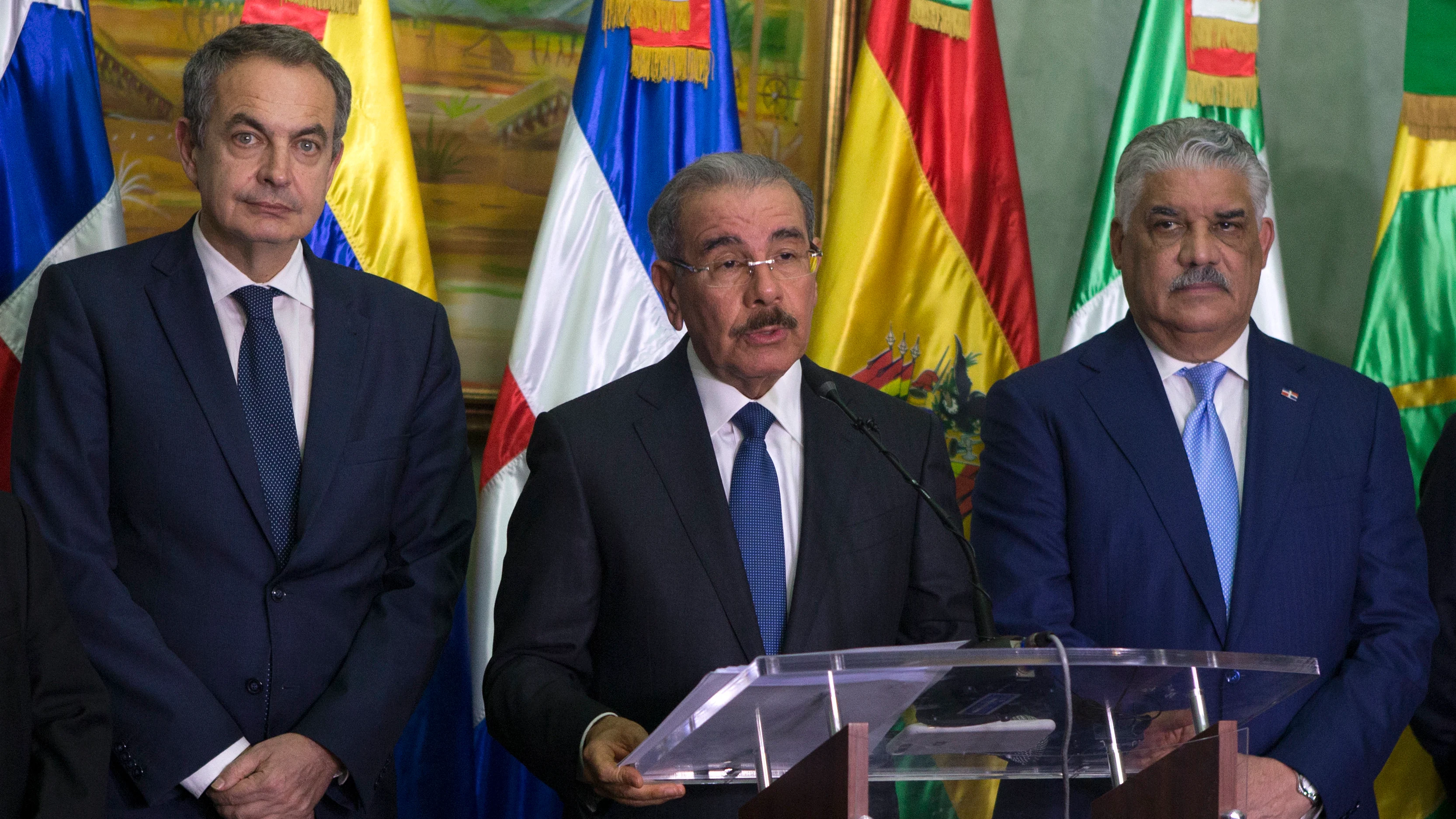 El presidente dominicano, José Luis Rodríguez Zapatero y el canciller dominicano tras participar en la reunión entre gobierno y oposición de Venezuela