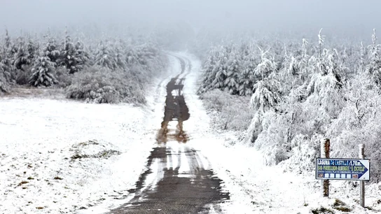 Una carretera de montaña cubierta de nieve en O Cebreir Una carretera de montaña cubierta de nieve en O Cebreir