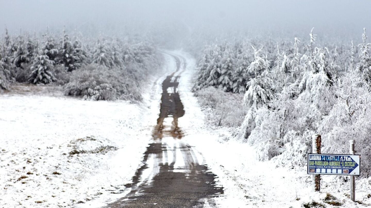 Una carretera de monta&ntilde;a cubierta de nieve en O Cebreir