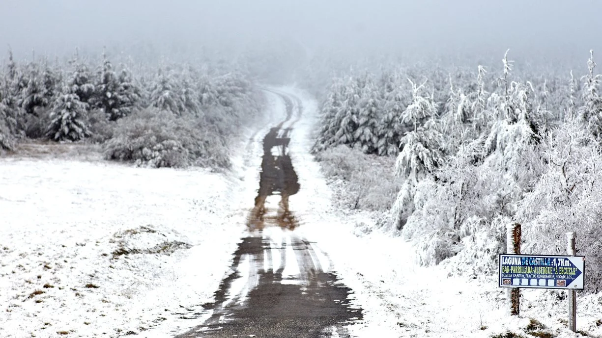 Una carretera de montaña cubierta de nieve en O Cebreir