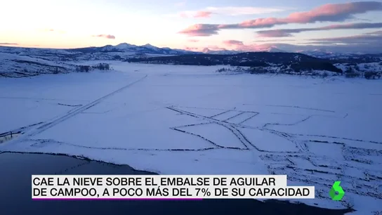Cae la nieve sobre el embalse de Aguilar de Campoo Cae la nieve sobre el embalse de Aguilar de Campoo