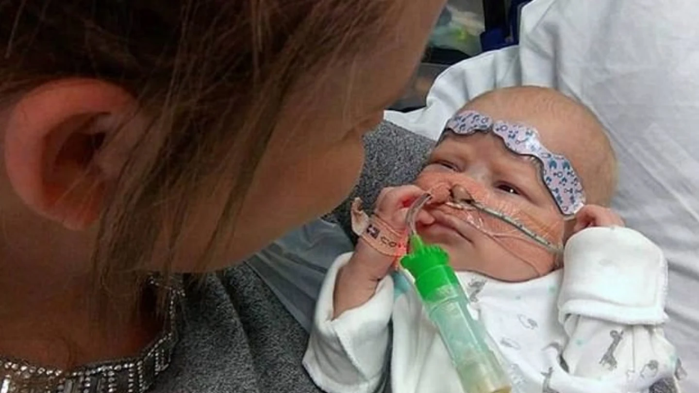 Bebé de ocho semanas que ha superado con éxito un trasplante de corazón Bebé de ocho semanas que ha superado con éxito un trasplante de corazón